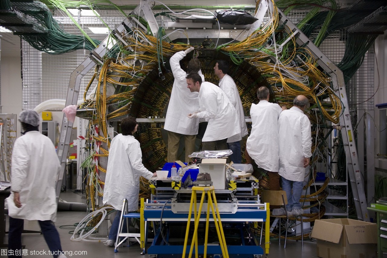 模型發(fā)布。cms探測(cè)器。在瑞士的歐洲粒子物理研究所歐洲粒子物理實(shí)驗(yàn)室,cms緊湊型muonsolenoid是lhc大型強(qiáng)子對(duì)撞機(jī)的探測(cè)器。這是正在建設(shè)的cms的中心部分,它包括一個(gè)以硅為基礎(chǔ)的粒子跟蹤器,周圍環(huán)繞著電磁和hadronic的量熱計(jì),用于測(cè)量粒子能量。在2006年到2008年之間,在法國(guó)cessy的一個(gè)地下空間里,cms被降到了一個(gè)位置,圍繞著lhc的一部分,一個(gè)27公里長(zhǎng)的高能粒子加速器。lhc計(jì)劃于2008年夏天開(kāi)始運(yùn)行,并將努力探索物質(zhì)的內(nèi)部結(jié)構(gòu),以解釋物質(zhì)的起源,暗物質(zhì)和早期宇宙的奧秘