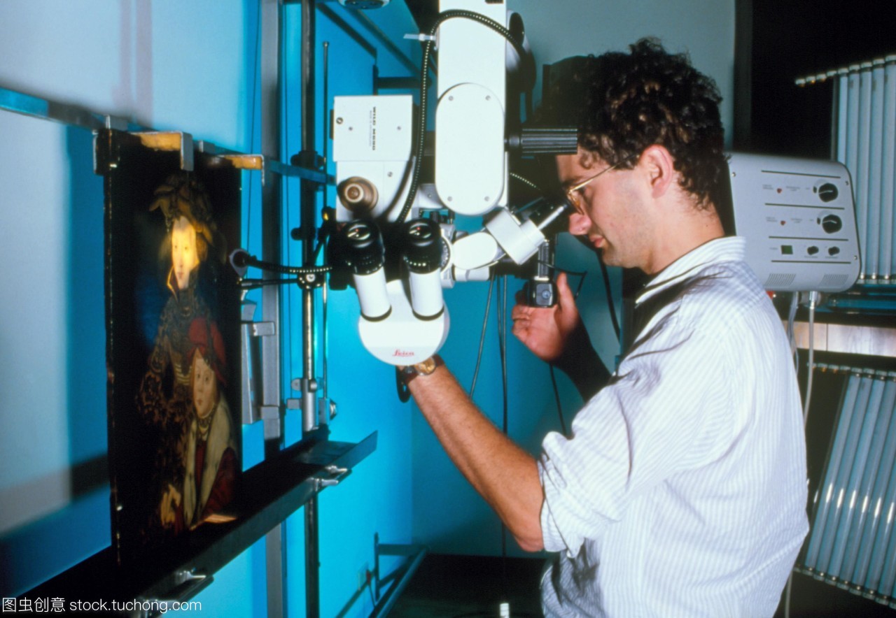 藝術(shù)偽造檢測(cè)。技術(shù)員使用雙目光學(xué)顯微鏡檢查偽造的繪畫。這是一幅畫的拷貝盧卡斯Cranach長(zhǎng)者1472-1553。顯微鏡可以看到詳細(xì)的數(shù)量增加允許潤(rùn)色漆領(lǐng)域被發(fā)現(xiàn)。通過(guò)檢查繪畫通過(guò)顯微鏡下紫外線或紅外線其他功能正常人眼看不到也可以透露。這項(xiàng)工作正在進(jìn)行Doerner研究所的慕尼黑德國(guó)由AndreasBurmester。unfpa博士研究所專門從事檢測(cè)藝術(shù)偽造各種成像技術(shù)和化學(xué)分析。