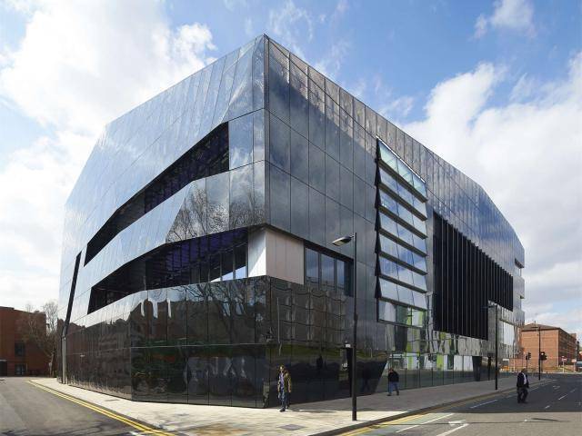 威廉夫婦參觀曼徹斯特大學(xué)的國(guó)家石墨烯研究所